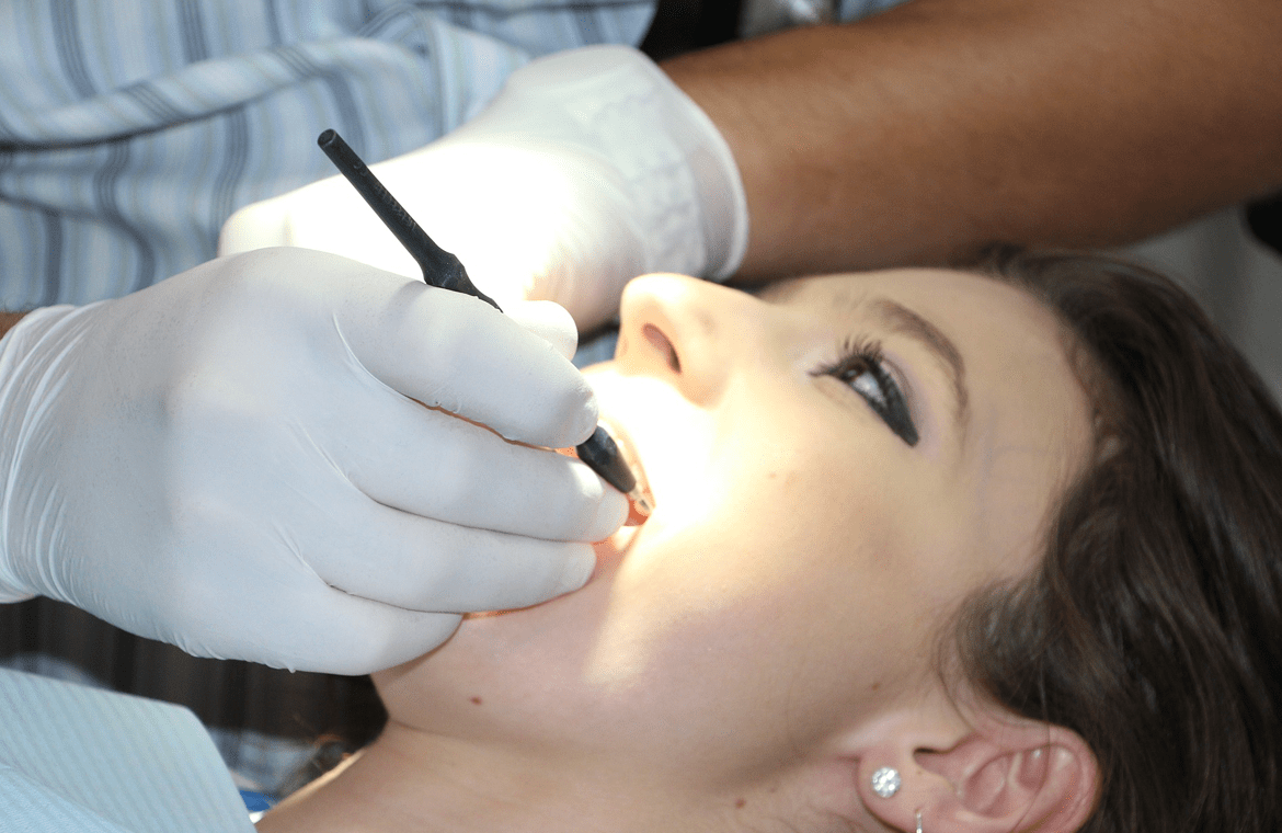 Ahorra dinero con visitas periódicas al dentista
