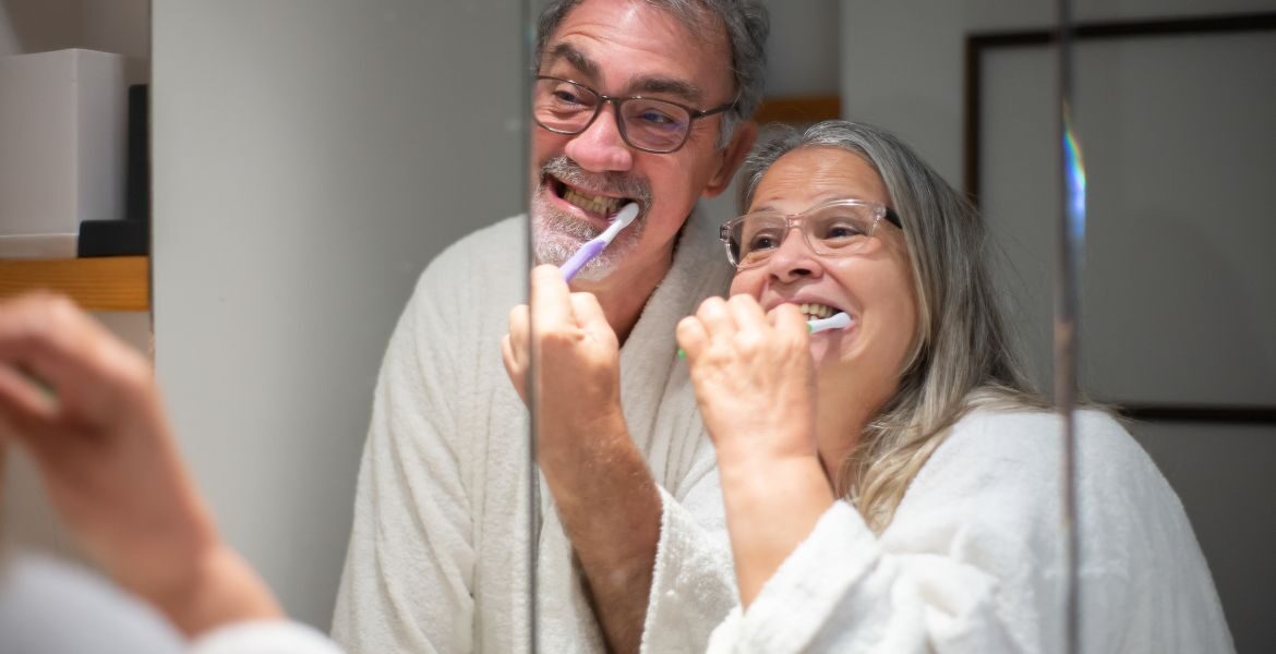¿Te cepillas los dientes con mucha fuerza? Estas son las consecuencias negativas que puedes provocar