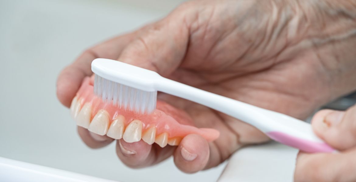 Guía para el cuidado óptimo de prótesis dentales