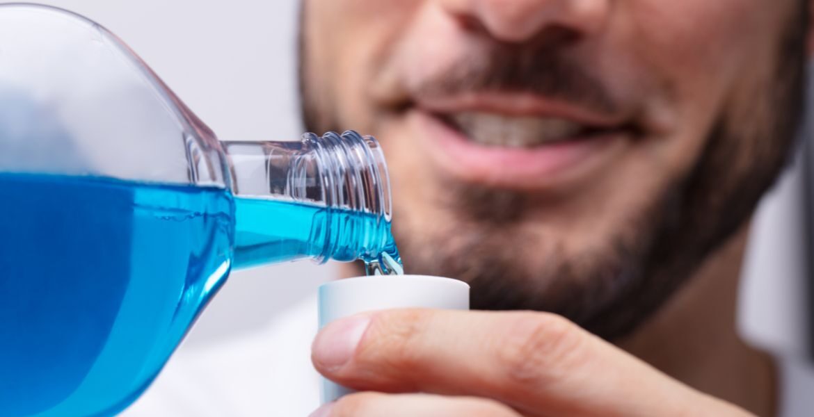 Los enjuagues bucales con alcohol podrían aumentar el riesgo de cáncer
